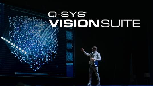 一位男性在舞台上演讲，文字为：Q-SYS VisionSuite