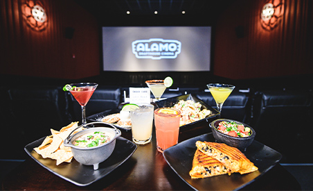 洛杉矶市中心Alamo Drafthouse电影院座位上供应餐厅级美食