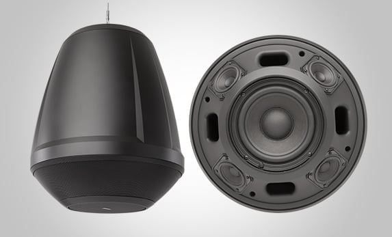 两张Q-SYS AcousticDesign系列吊挂式扬声器的照片，一张是悬挂安装的扬声器，一张无网罩扬声器的正面图